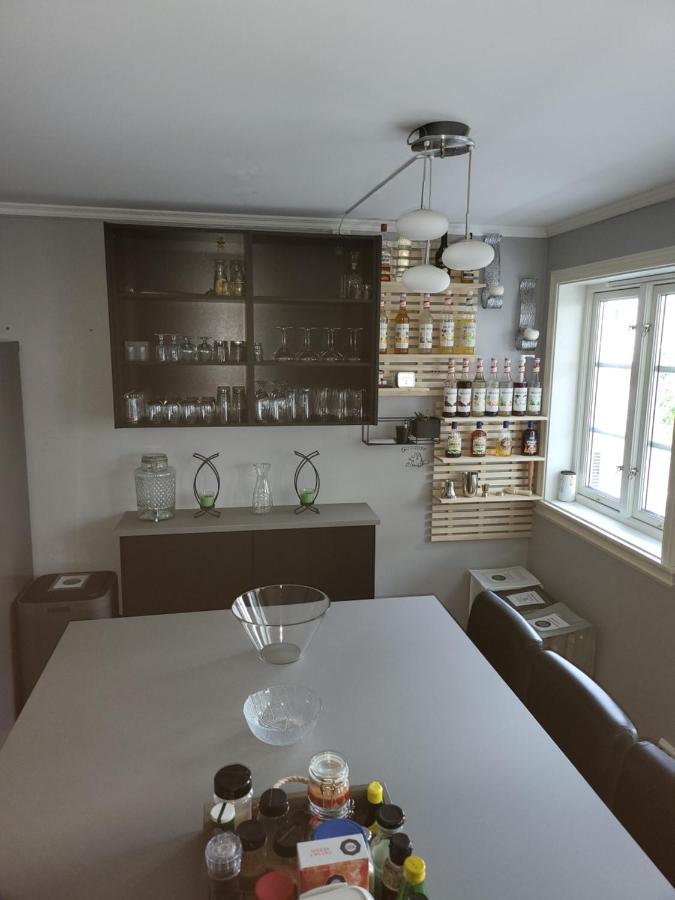 Sentrumsleilighet Med Gratis Parkering Til Leie Apartment Arendal Exterior photo